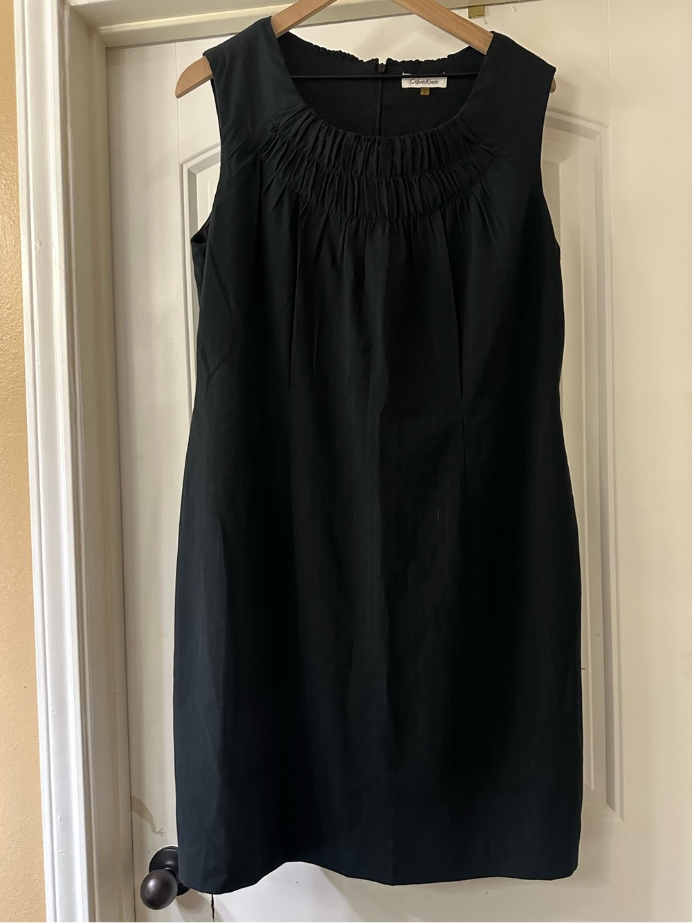 Calvin Klein sheath dress features a sleeveless design and a ruched neck sz16